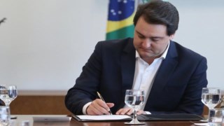 Com presença feminina, governador confirma substituição de seis secretários de Estado. Com presença feminina, governador confirma substituição de seis secretários de Estado.