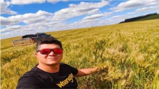 Dhyonatan Amorim planta as principais culturas de inverno e verão e demonstra paixão por trabalhar com a agricultura Dhyonatan Amorim planta as principais culturas de inverno e verão e demonstra paixão por trabalhar com a agricultura