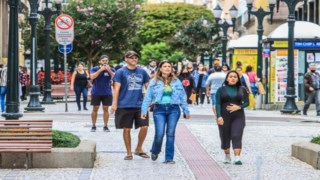 Número de casos de Covid-19 cai 82% entre fevereiro e março no Paraná Número de casos de Covid-19 cai 82% entre fevereiro e março no Paraná