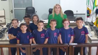 Alunos do 05º Ano da Escola Municipal Anita Taborda Púglia, realizam Sessão Extraordinária sob direção da vereadora Caroline Emanuelle Dalazoana. Alunos do 05º Ano da Escola Municipal Anita Taborda Púglia, realizam Sessão Extraordinária sob direção da vereadora Caroline Emanuelle Dalazoana.