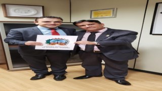 Vereador Rondinelly dos Santos em visita ao Deputado Federal Aliel Machado. Vereador Rondinelly dos Santos em visita ao Deputado Federal Aliel Machado.