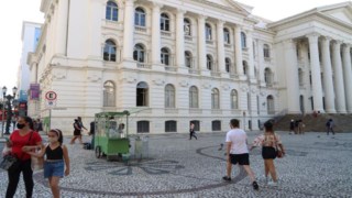 No Paraná, não vacinados são 69% entre internados e 77% entre mortos pela Covid-19 No Paraná, não vacinados são 69% entre internados e 77% entre mortos pela Covid-19