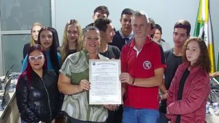Câmara Municipal faz homenagem ao Grêmio Estudantil Geração Revolucionária, do Colégio Dr. Claudino dos Santos, pelo trabalho em ações sociais. Câmara Municipal faz homenagem ao Grêmio Estudantil Geração Revolucionária, do Colégio Dr. Claudino dos Santos, pelo trabalho em ações sociais.