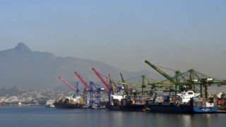 Economia recua 0,1%, mas exportações continuam em alta.
Segmentos que se destacaram no PIB do segundo trimestre do ano apresentaram recuo, como indústria e o consumo das famílias Economia recua 0,1%, mas exportações continuam em alta.
Segmentos que se destacaram no PIB do segundo trimestre do ano apresentaram recuo, como indústria e o consumo das famílias