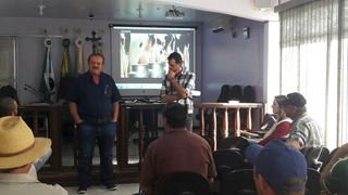 Secretaria de Agricultura realiza reunião com produtores de leite, nas dependências da Câmara Municipal. 