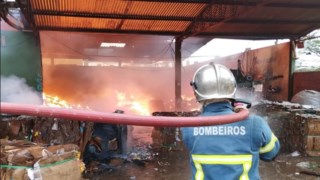Incêndio destrói barracão de recicláveis de cooperativa, em Cianorte Incêndio destrói barracão de recicláveis de cooperativa, em Cianorte