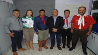 Presidente da Câmara Municipal Vereador Julio Cesar Scheifer, faz homenagem a jovem Yasmin Gonçalves Blum, pelos resultados alcançados nas provas de laço. Presidente da Câmara Municipal Vereador Julio Cesar Scheifer, faz homenagem a jovem Yasmin Gonçalves Blum, pelos resultados alcançados nas provas de laço.