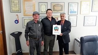 Vereador Roberto Gomes de Lima em companhia do Ex vereador José Carlos Cardoso solicitam recursos para construção da Escola Henrique Denck em São Bráz. Vereador Roberto Gomes de Lima em companhia do Ex vereador José Carlos Cardoso solicitam recursos para construção da Escola Henrique Denck em São Bráz.