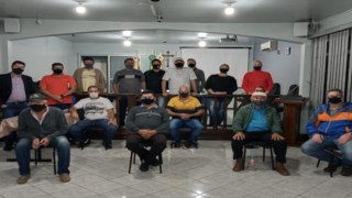 Vereadores realizam reunião com taxistas de Ipiranga, para discussão do Projeto de Lei que regulamenta concessão de taxis. 