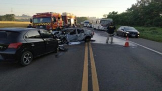 Uma pessoa morre e duas ficam feridas após carros baterem de frente e pegar fogo na BR-373, nos Campos Gerais Uma pessoa morre e duas ficam feridas após carros baterem de frente e pegar fogo na BR-373, nos Campos Gerais