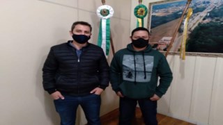 Prefeito Municipal recebe em seu gabinete o Vereador Márcio Fernando Oliveira. Prefeito Municipal recebe em seu gabinete o Vereador Márcio Fernando Oliveira.