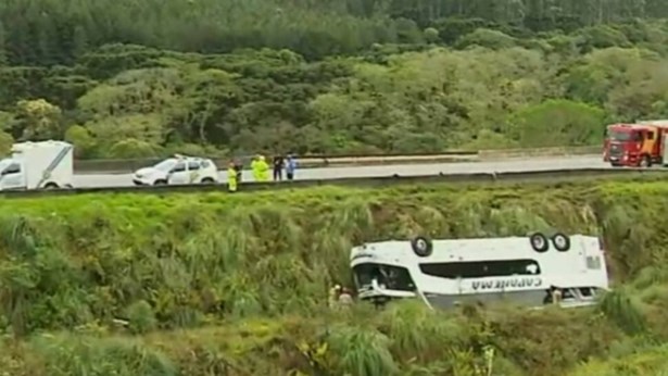 BR-116 fica horas interditada após acidente gravíssimo com ônibus; Uma mulher morreu
.