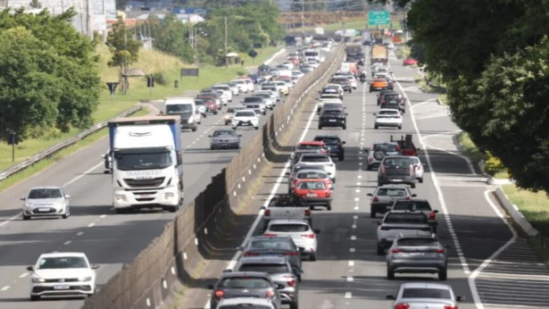 Carga gigante deixa tráfego lento em seis trechos de rodovias no Paraná nesta segunda