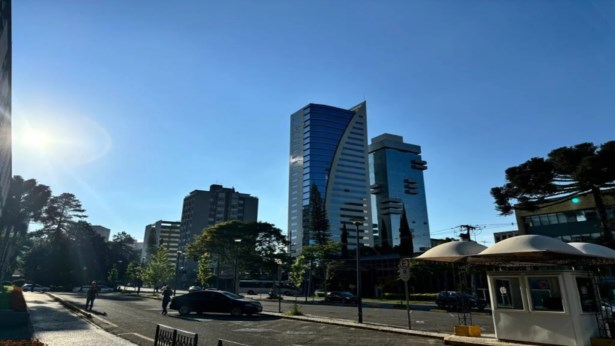 Verão se despede em semana de muito calor no Paraná e não deve dar refresco no outono