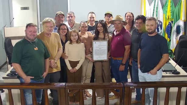 Câmara Municipal faz homenagem à jovem Eduarda Loch de Oliveira, pelo intercâmbio na Irlanda.