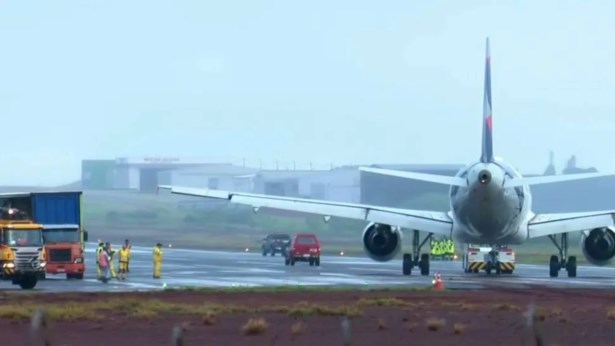 Aeroporto de Cascavel fica 24 horas fechado após avião sair da pista