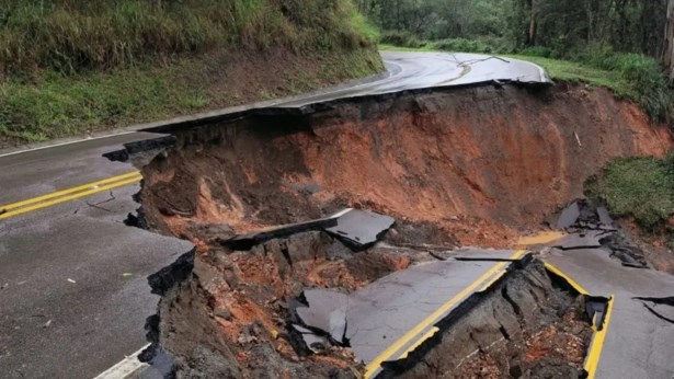 BR-476 é interditada após queda de barreira em Tunas do Paraná e asfalto ceder em Adrianópolis