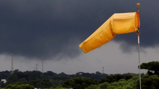 Paraná está sob alerta amarelo para chuva intensa e tempestade até terça