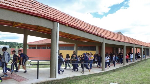 Mais de 1,1 milhão de estudantes voltam às aulas nesta segunda (6) na rede estadual de ensino do Paraná