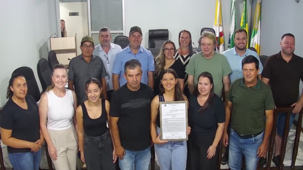 Aluna Bruna Rafaela Giovaneti é homenageada na Câmara Municipal, pelo Intercâmbio do Programa Ganhando o Mundo.