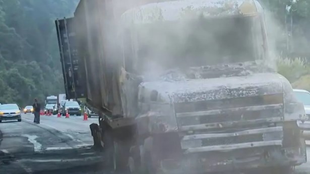 BR-277: incêndio interdita via na volta do feriado.