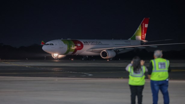 Primeiros passageiros vindos de voo direto de Portugal desembarcam no Afonso Pena