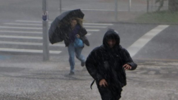 Inmet emite alerta para chuvas intensas em várias regiões do Paraná
