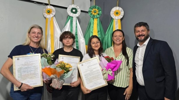 Presidente Meiriane Mendes Lepka Correia faz entrega de três Moções de Apalusos pelo Programa Ganhando o Mundo.
